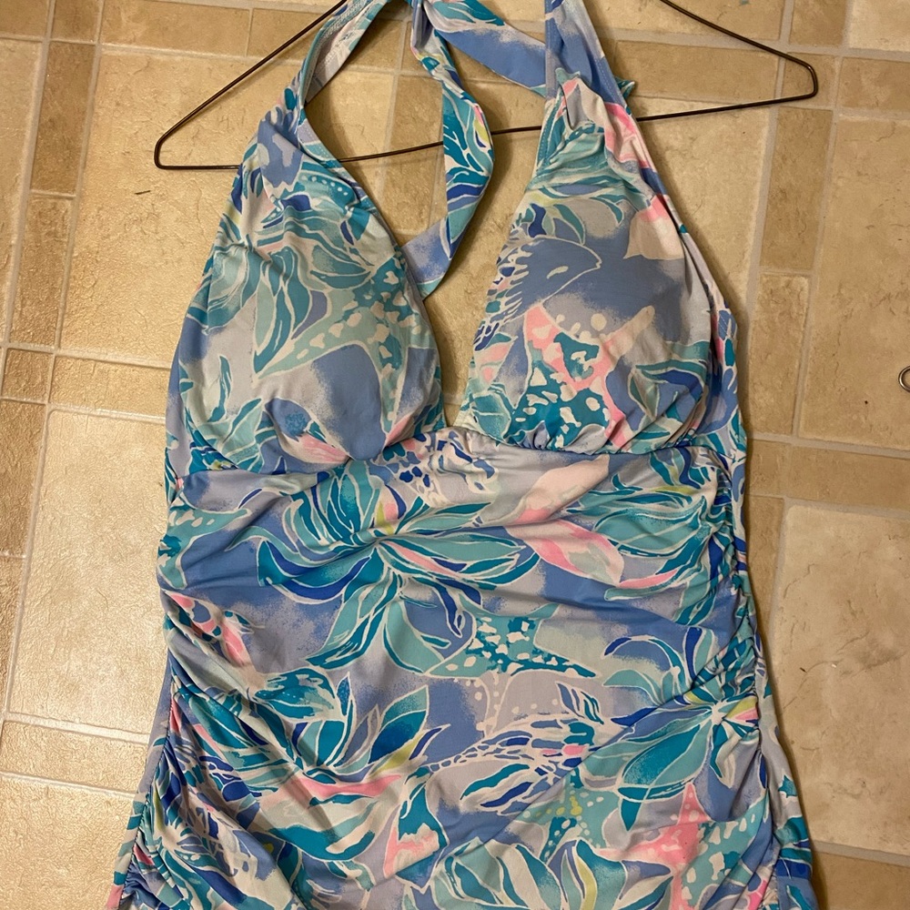 Lilly Pulitzer swim top tooo big for me like new